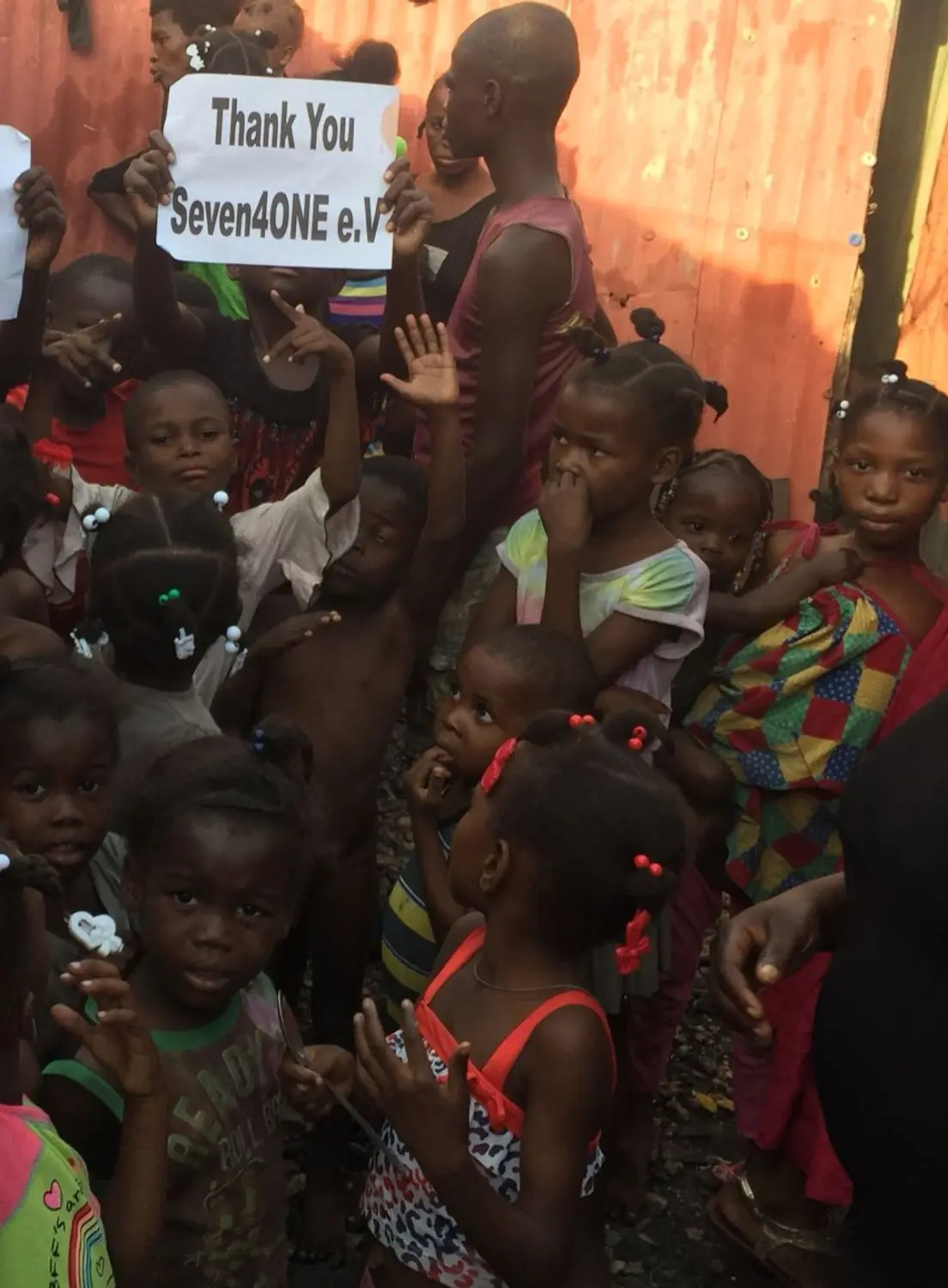 Seven4ONE - Kinder halten „Thank You Seven4ONE e.V.“ gedruckt in der Hand