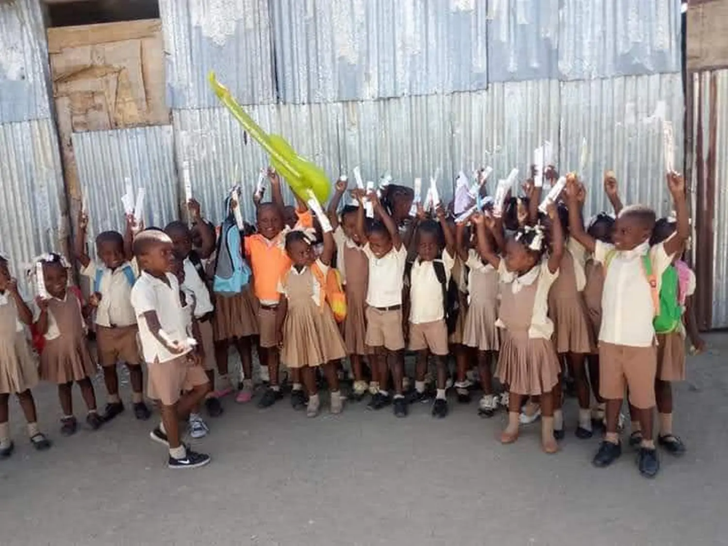 Seven4ONE - glückliche Kinder in Schuluniform 